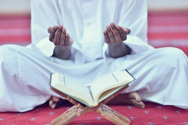 Hombre musulmán africano orando a Dios —  Fotos de Stock