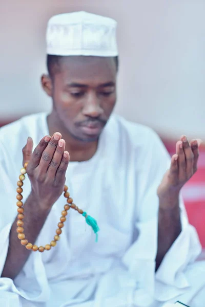 Africain musulman priant Dieu — Photo