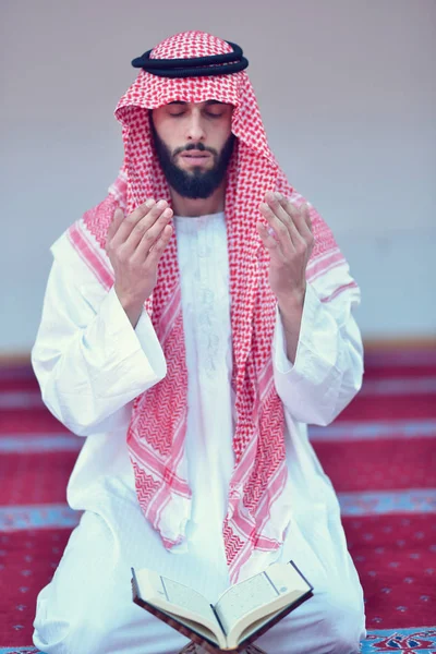 Müslüman Arapça adam dua