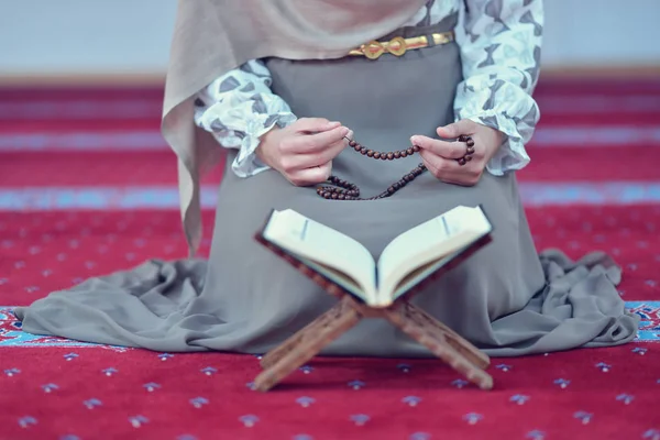 Femme musulmane priant dans la mosquée — Photo