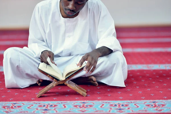 African Muslim Man Praying To God — Stock Photo, Image