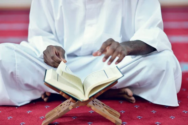 Africano musulmano uomo pregando Dio — Foto Stock