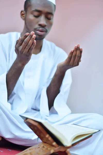 Africano homem muçulmano orando a Deus — Fotografia de Stock