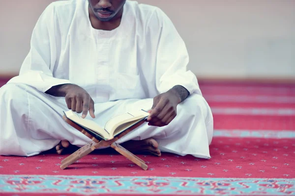 Afrikanischer muslimischer Mann betet zu Gott — Stockfoto