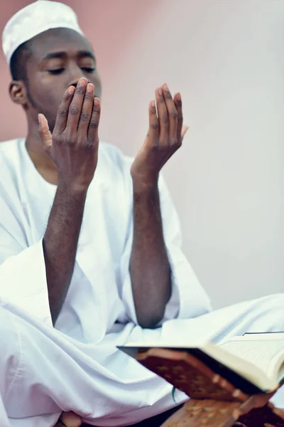 Africano homem muçulmano orando a Deus — Fotografia de Stock