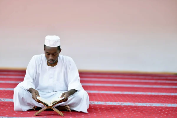 Hombre musulmán africano orando a Dios —  Fotos de Stock