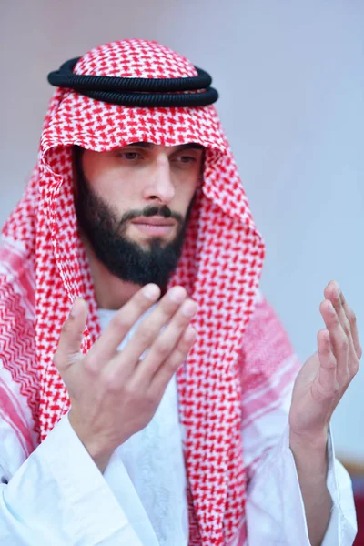 Muslimischer arabischer Mann betet — Stockfoto