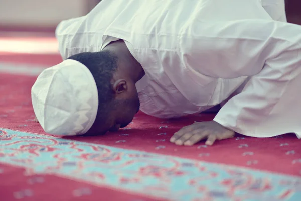アフリカのイスラム教徒の男神への祈り — ストック写真
