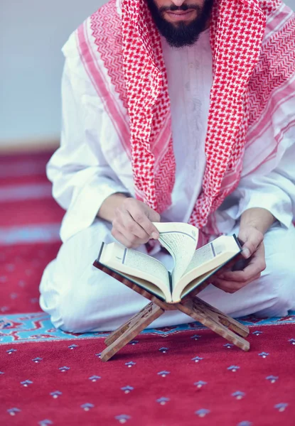 Müslüman Arapça adam dua