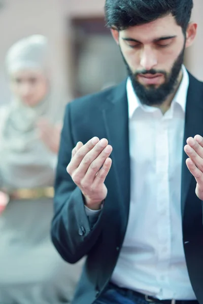 Muslim man and woman praying — Stock Photo, Image