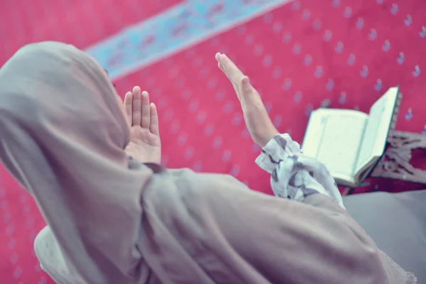 Muslimische Frau betet in Moschee — Stockfoto