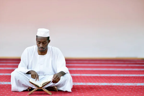 Afrikanischer muslimischer Mann betet zu Gott — Stockfoto