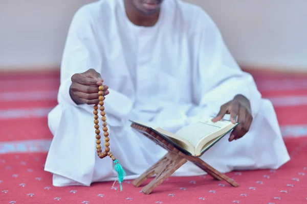 非洲穆斯林男子向上帝祈祷 — 图库照片