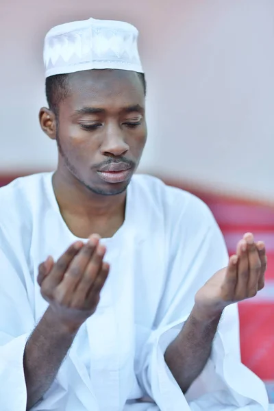 Αφρικανική μουσουλμανική άνθρωπος που προσεύχεται στο Θεό — Φωτογραφία Αρχείου