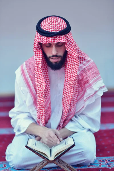 Müslüman Arapça adam dua — Stok fotoğraf