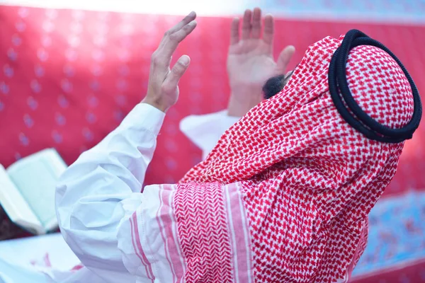 Müslüman Arapça adam dua