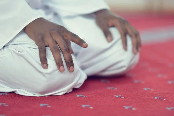Afryki muzułmanów człowiek modli się do Boga — Zdjęcie stockowe