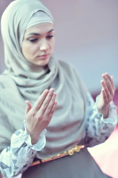 Muslimische Frau betet in Moschee — Stockfoto