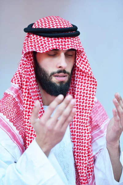 Αραβική μουσουλμανική άνθρωπος προσεύχεται — Φωτογραφία Αρχείου