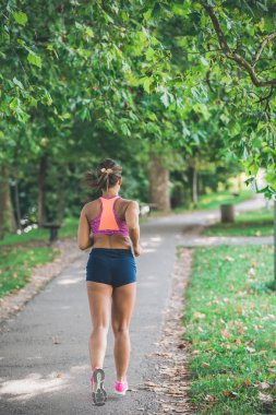 Kadın Runner atlet parkında çalıştıran. 