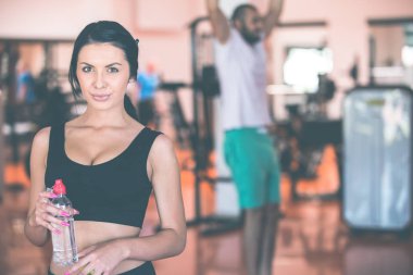 Şişe su ile tutan genç kadın 