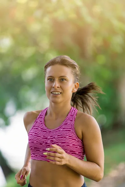 Vrouw Runner atleet lopen bij park. — Stockfoto