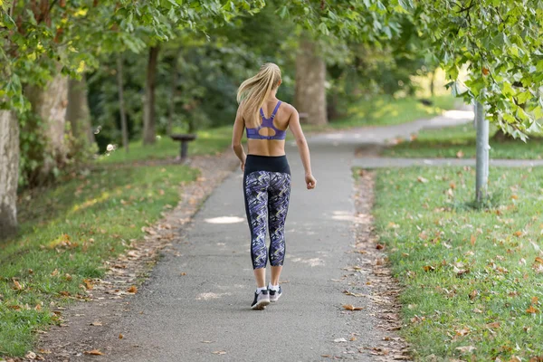 Donna che corre nel parco nella bella giornata estiva . — Foto Stock