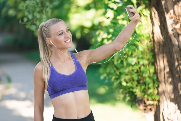 Mulher fazendo selfie antes de correr — Fotografia de Stock