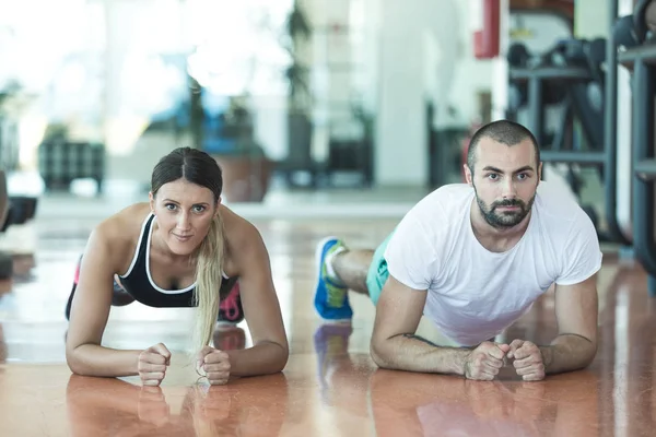 Man en vrouw uit te werken in de sportschool — Stockfoto