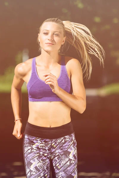 Mulher atleta corredor correndo no parque . — Fotografia de Stock