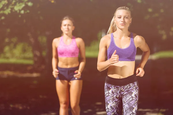 两个运动的妇女，户外跑步. — 图库照片