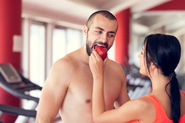 Pareja feliz alimentándose con manzana —  Fotos de Stock