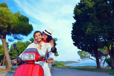 Bir scooter üzerinde sürme güzel genç Çift