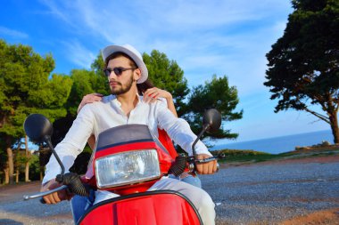Bir scooter üzerinde sürme güzel genç Çift