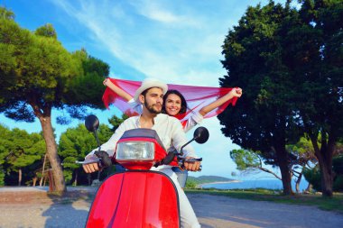 Bir scooter üzerinde sürme güzel genç Çift