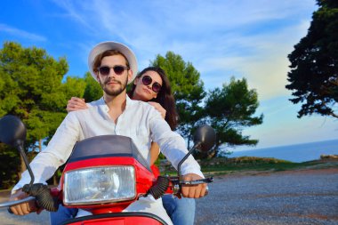 Bir scooter üzerinde sürme güzel genç Çift