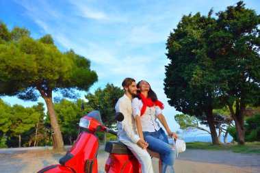 mutlu bir parkta scooter üzerinde genç Çift