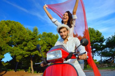 Bir scooter üzerinde sürme güzel genç Çift