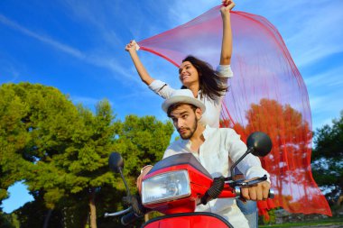 Bir scooter üzerinde sürme güzel genç Çift