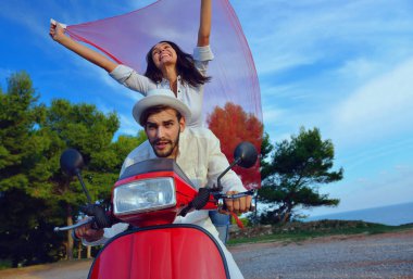 Bir scooter üzerinde sürme güzel genç Çift