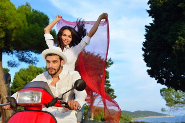 Bir scooter üzerinde sürme güzel genç Çift