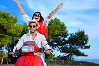 Bir scooter üzerinde sürme güzel genç Çift