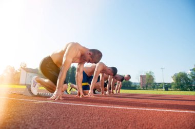 Başlangıç çizgisine gömlek olmadan üzerinde erkek Atletizm koşucu.