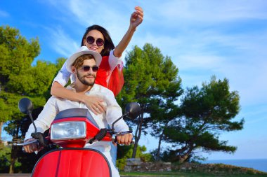 Bir scooter üzerinde sürme güzel genç Çift