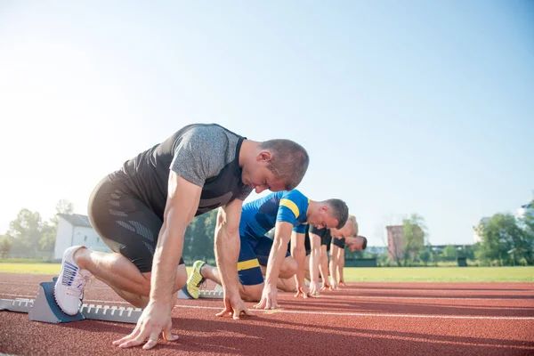 Corredores preparándose para la carrera —  Fotos de Stock