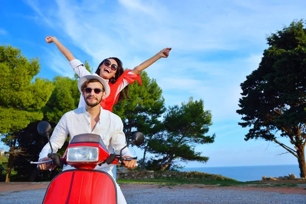 Schönes junges Paar auf einem Motorroller — Stockfoto