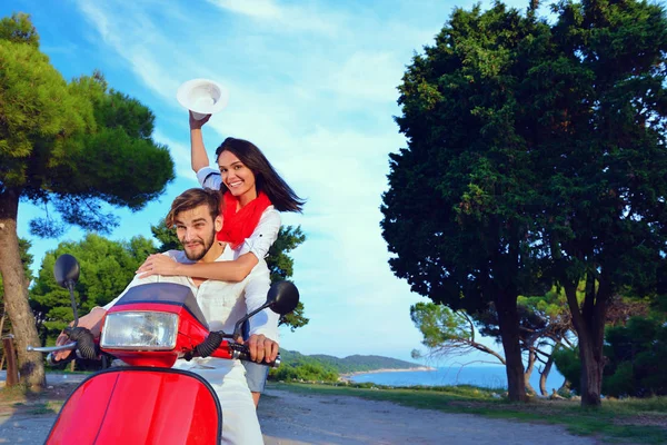 Schönes junges Paar auf einem Motorroller — Stockfoto