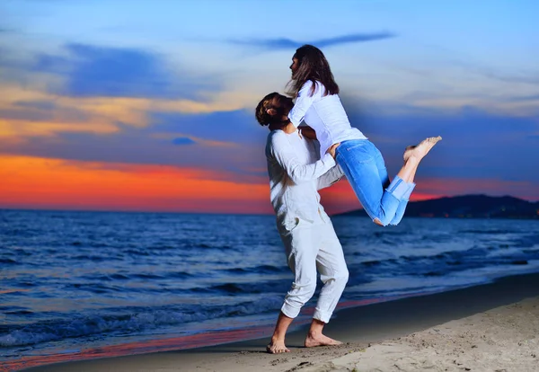 Pareja caminando en la playa, — Foto de Stock