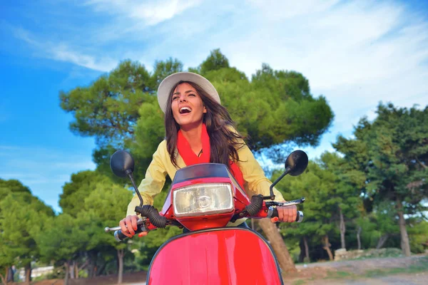 Bir scooter üzerinde çekici mutlu kadın