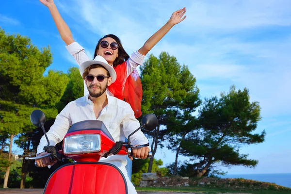 Bir scooter üzerinde sürme güzel genç Çift